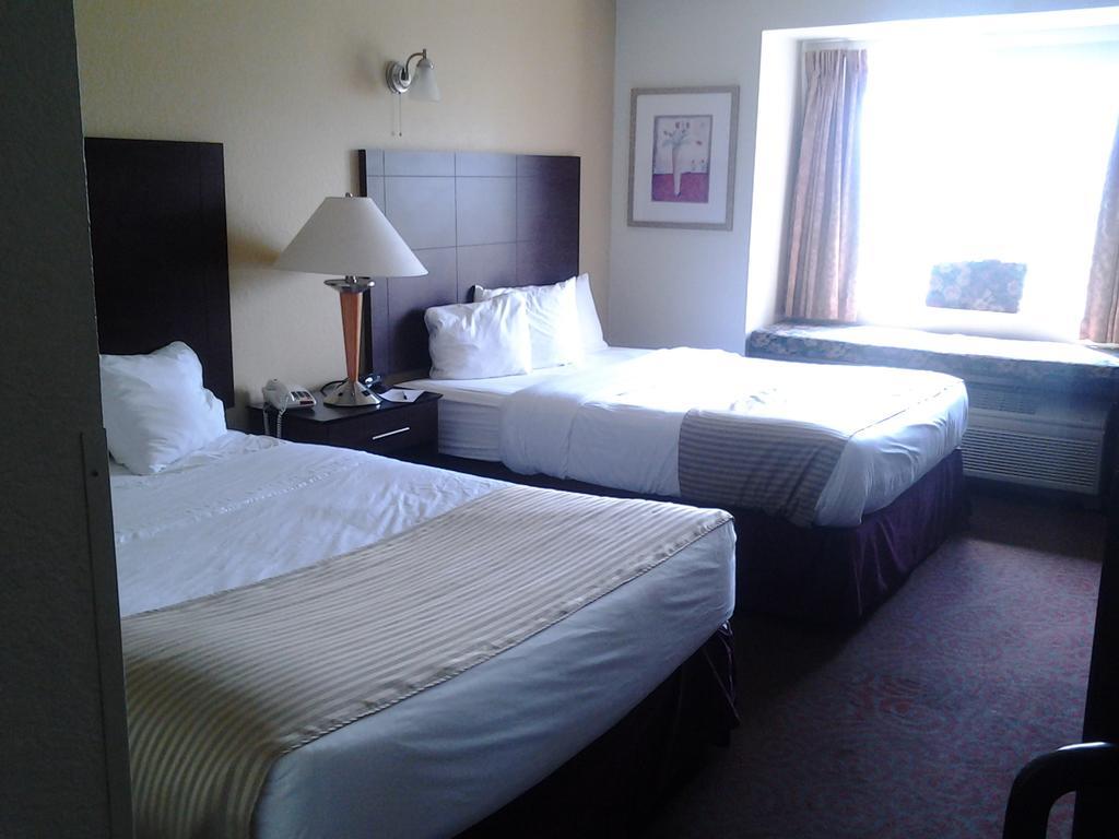 Bridgepointe Inn & Suites Toledo-Perrysburg-Rossford-Oregon-Maumee By Hollywood Casino Northwood Bagian luar foto